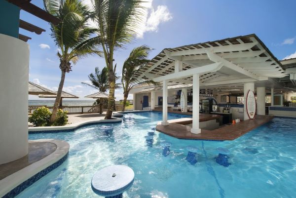 Coconut Bay Resort & Spa - Swim-up Pool Bar